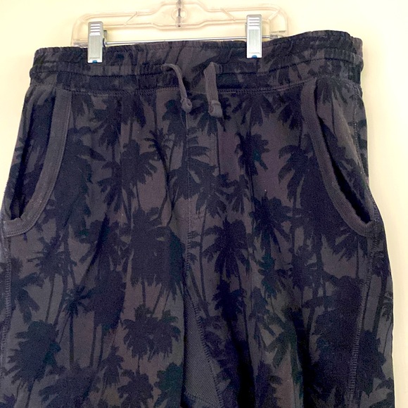 Menswear. H&M LOGG. Summertime comfortable printed shorts. - Picture 2 of 7